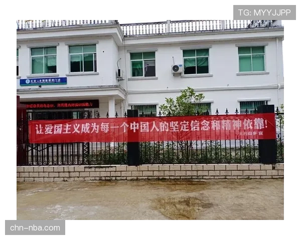 志愿者在萨勒尼塔纳训练基地外悬挂鼓励横幅