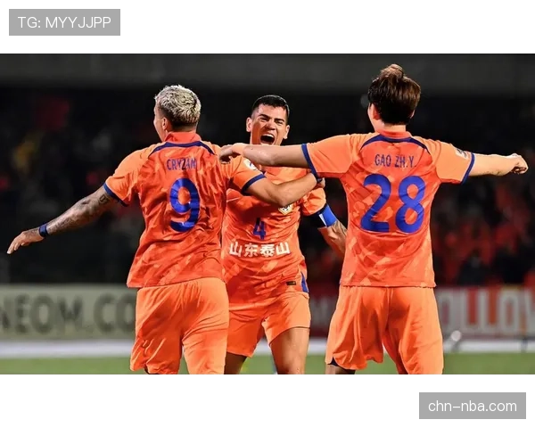 现场通讯：大风天气下，山东泰山主动放弃控球，采用更直接的战术应对